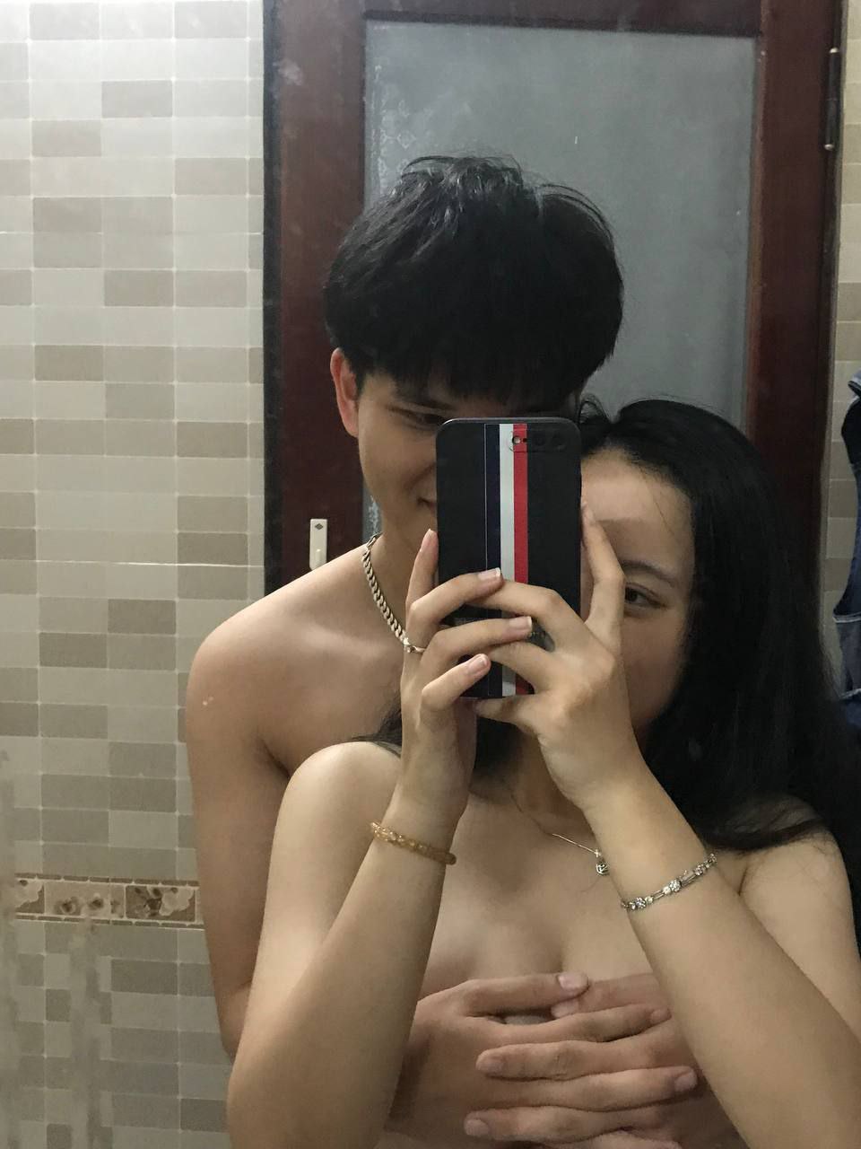 Mãi chơi game không biết cô bạn cùng phòng đang gạ địt bạn trai